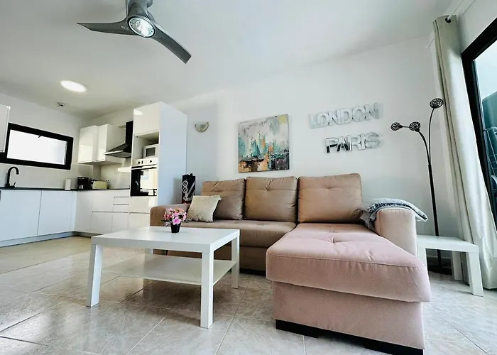 Ocean Front Cozy 2 Bedroom, 3 Beds Spacious- Netflix, Pool, Beach Lift & Fast Wifi
