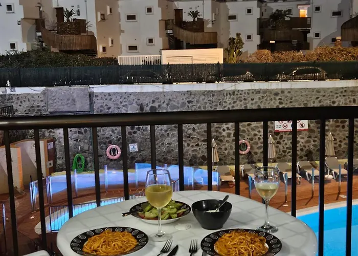 Ocean Front Cozy 2 Bedroom, 3 Beds Spacious- Netflix, Pool, Beach Lift & Fast Wifi