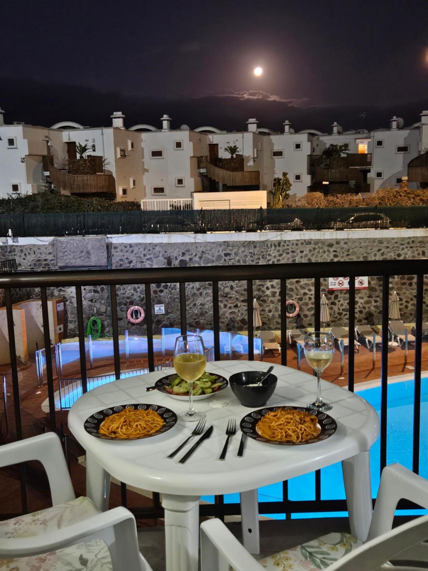 Ocean Front Cozy 2 Bedroom, 3 Beds Spacious- Netflix, Pool, Lift & Fast Wifi Apartment *